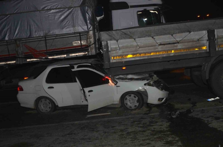 Kırmızı Işıkta Bekleyen Tıra Otomobil Çarptı: 3 Yaralı