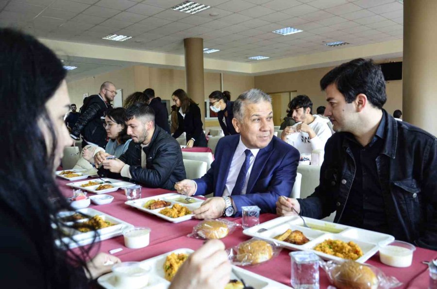 3 Çeşit Yemek 14 Tl: Menüyü Bu Kez Öğrenciler Belirledi, Rektör De Eşlik Etti