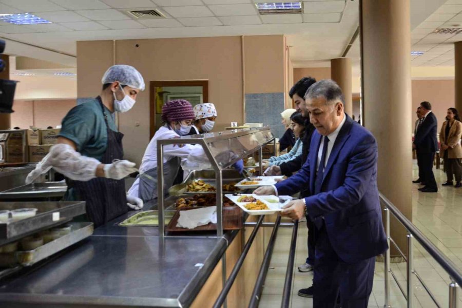 3 Çeşit Yemek 14 Tl: Menüyü Bu Kez Öğrenciler Belirledi, Rektör De Eşlik Etti