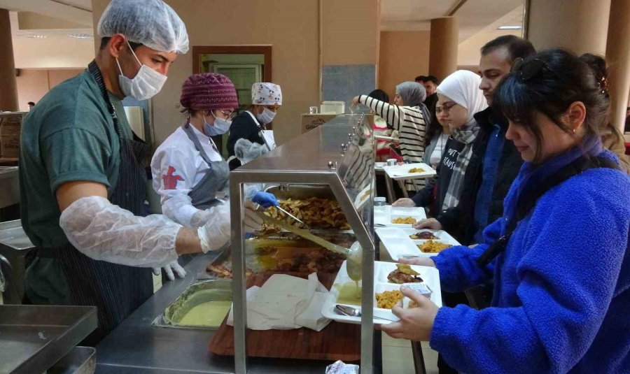 3 Çeşit Yemek 14 Tl: Menüyü Bu Kez Öğrenciler Belirledi, Rektör De Eşlik Etti