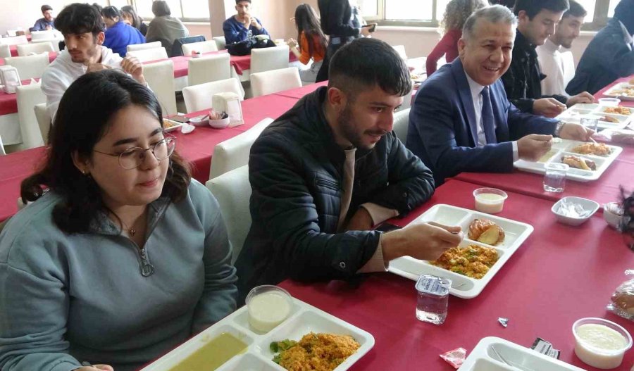 3 Çeşit Yemek 14 Tl: Menüyü Bu Kez Öğrenciler Belirledi, Rektör De Eşlik Etti