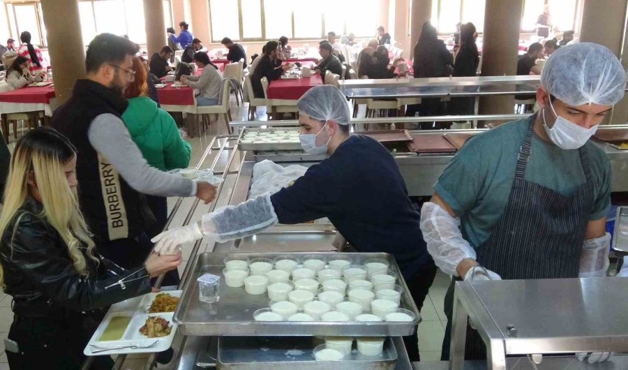 3 Çeşit Yemek 14 Tl: Menüyü Bu Kez Öğrenciler Belirledi, Rektör De Eşlik Etti