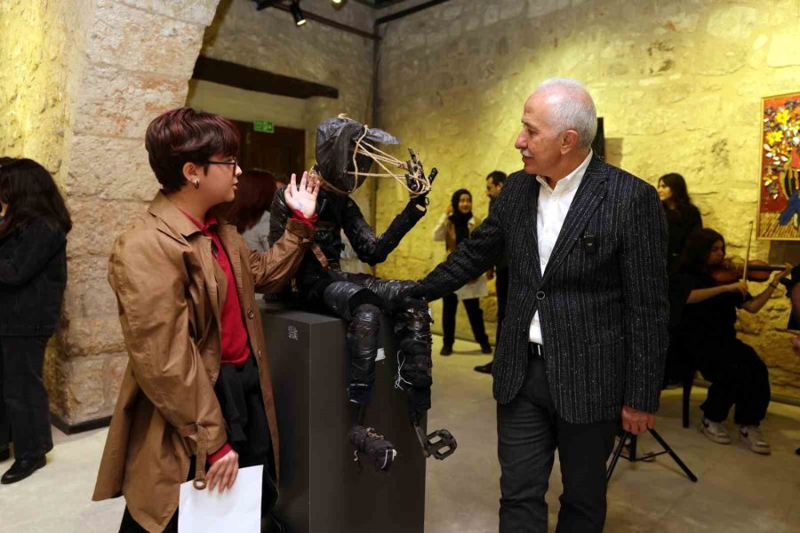 Öğrencilerin Geri Dönüşüm Malzemelerinden Yaptığı Eserler Sergilendi