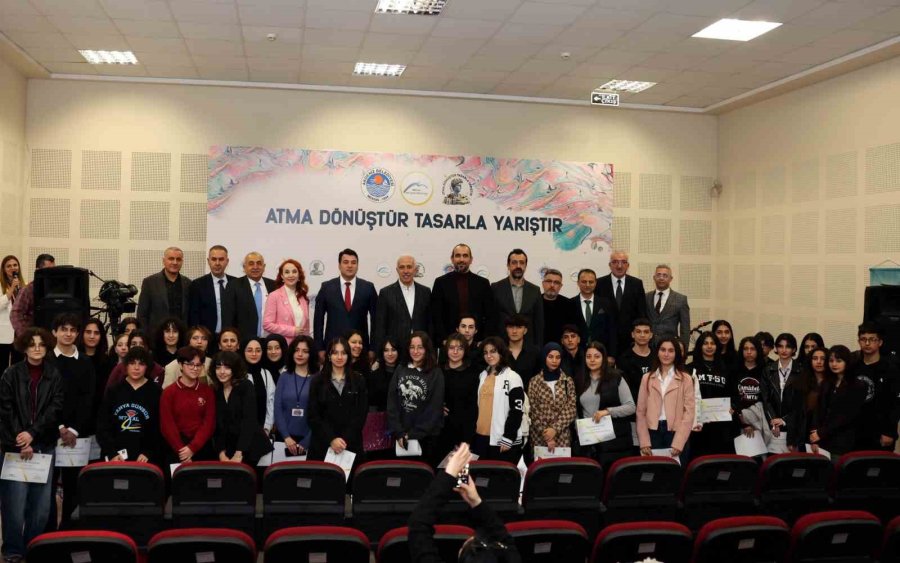 Öğrencilerin Geri Dönüşüm Malzemelerinden Yaptığı Eserler Sergilendi