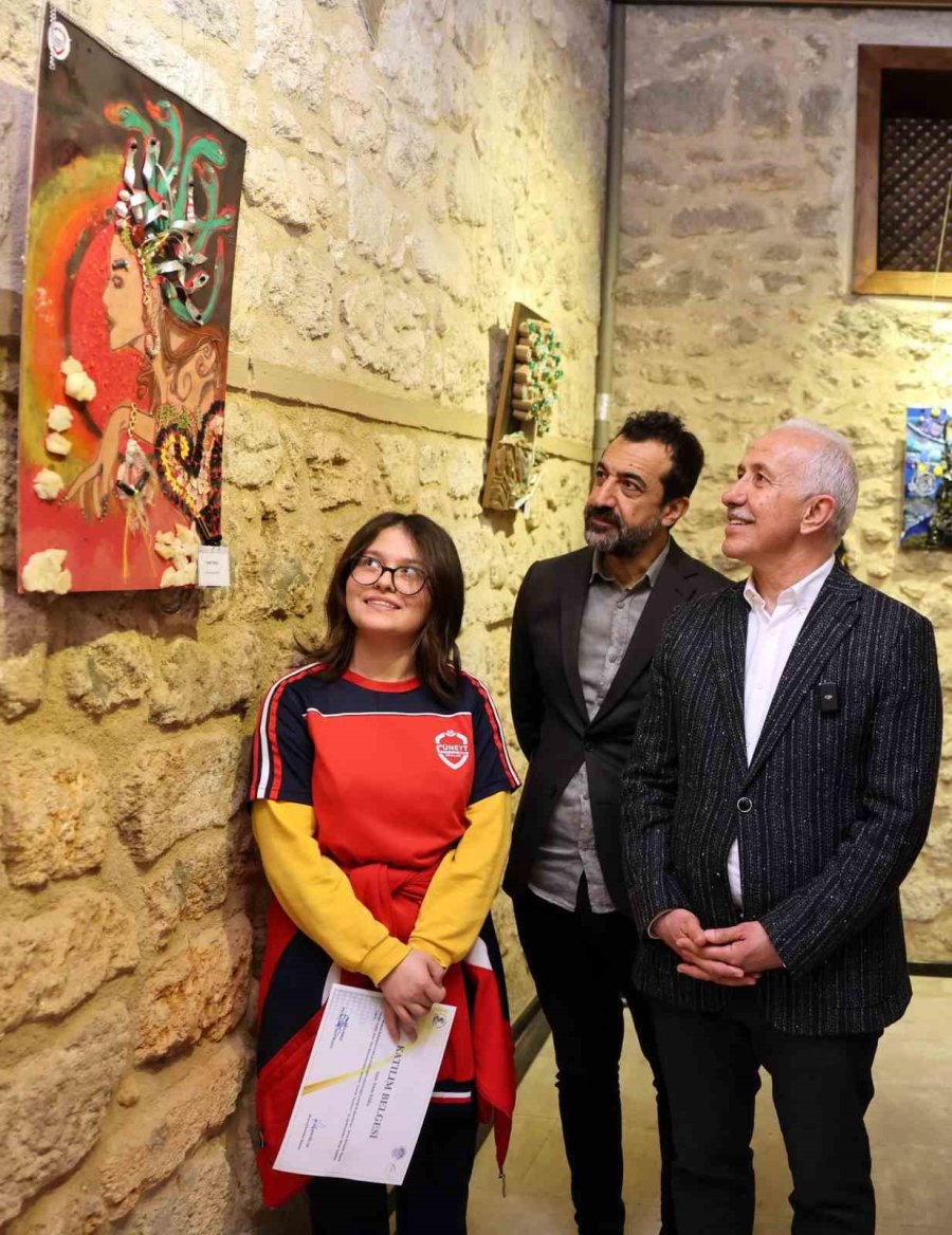 Öğrencilerin Geri Dönüşüm Malzemelerinden Yaptığı Eserler Sergilendi