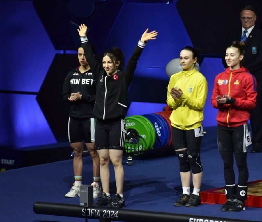 Halterde Avrupa Rekoru Kıran Gamze Altun, Davul Zurna Eşliğinde Karşılandı