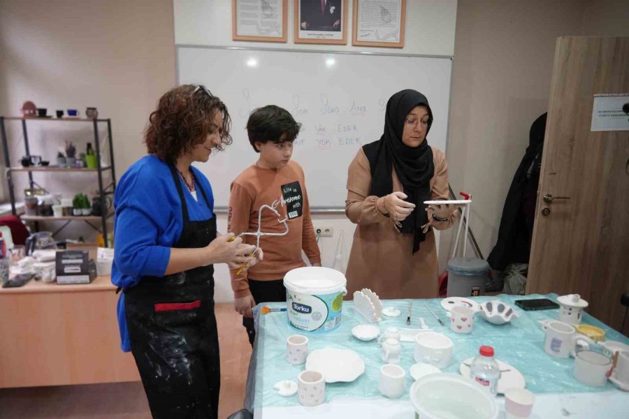 Açılan Kurs Sayesinde Toprağa Şekil Vererek Ürüne Dönüştürüyorlar