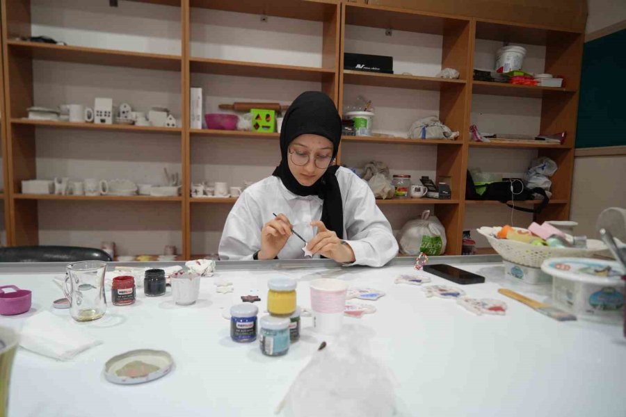 Açılan Kurs Sayesinde Toprağa Şekil Vererek Ürüne Dönüştürüyorlar