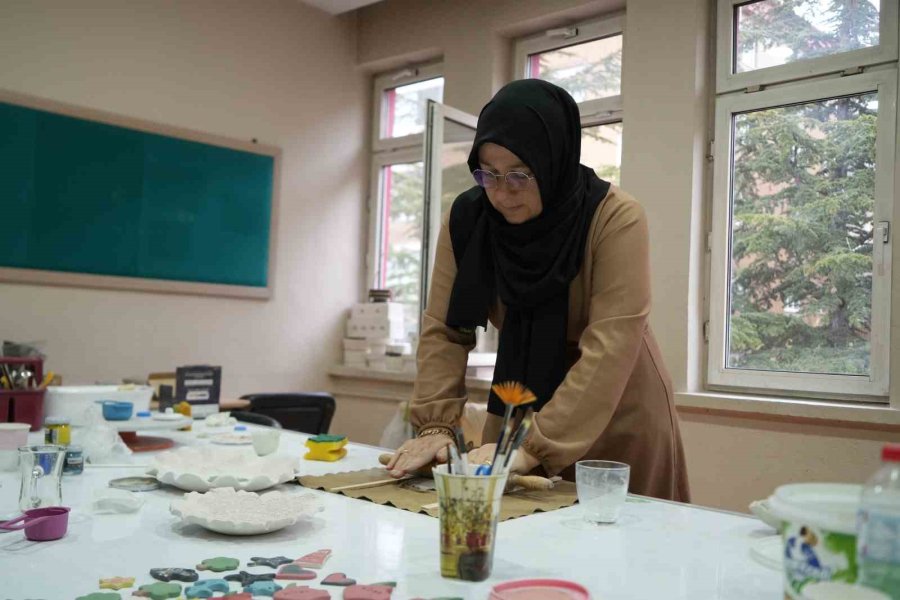 Açılan Kurs Sayesinde Toprağa Şekil Vererek Ürüne Dönüştürüyorlar