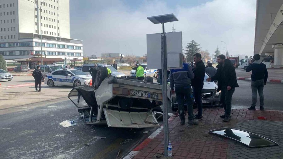 Karaman’da Çarpışan Otomobillerden Biri Takla Attı: 3 Yaralı