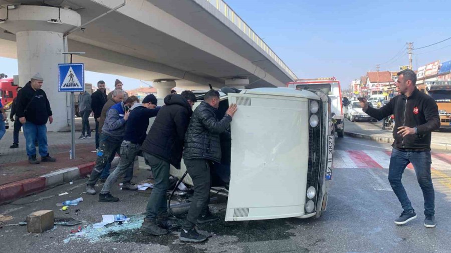 Karaman’da Çarpışan Otomobillerden Biri Takla Attı: 3 Yaralı