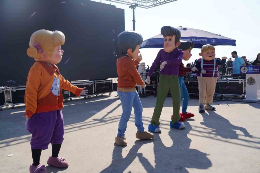 Çocuklar Şenlikte ’rafadan Tayfa Müzikali’ İle Doyasıya Eğlendi