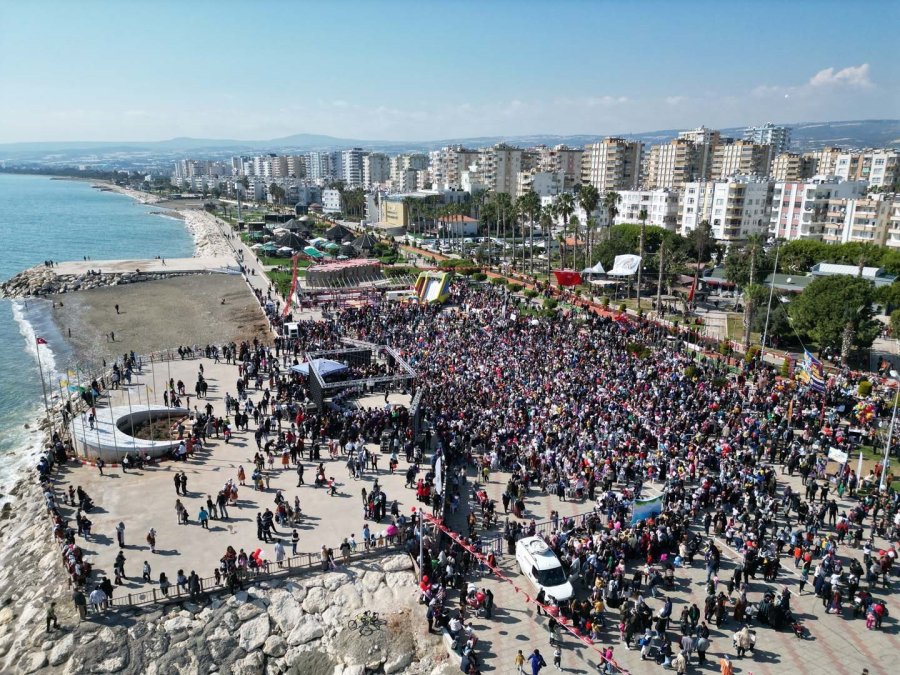 Çocuklar Şenlikte ’rafadan Tayfa Müzikali’ İle Doyasıya Eğlendi