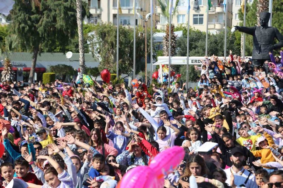 Çocuklar Şenlikte ’rafadan Tayfa Müzikali’ İle Doyasıya Eğlendi