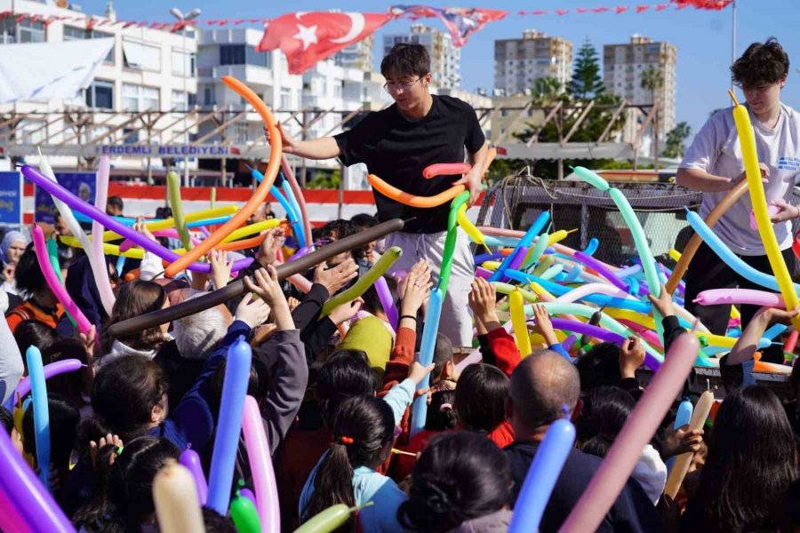 Çocuklar Şenlikte ’rafadan Tayfa Müzikali’ İle Doyasıya Eğlendi