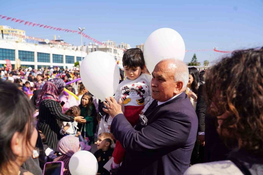 Çocuklar Şenlikte ’rafadan Tayfa Müzikali’ İle Doyasıya Eğlendi
