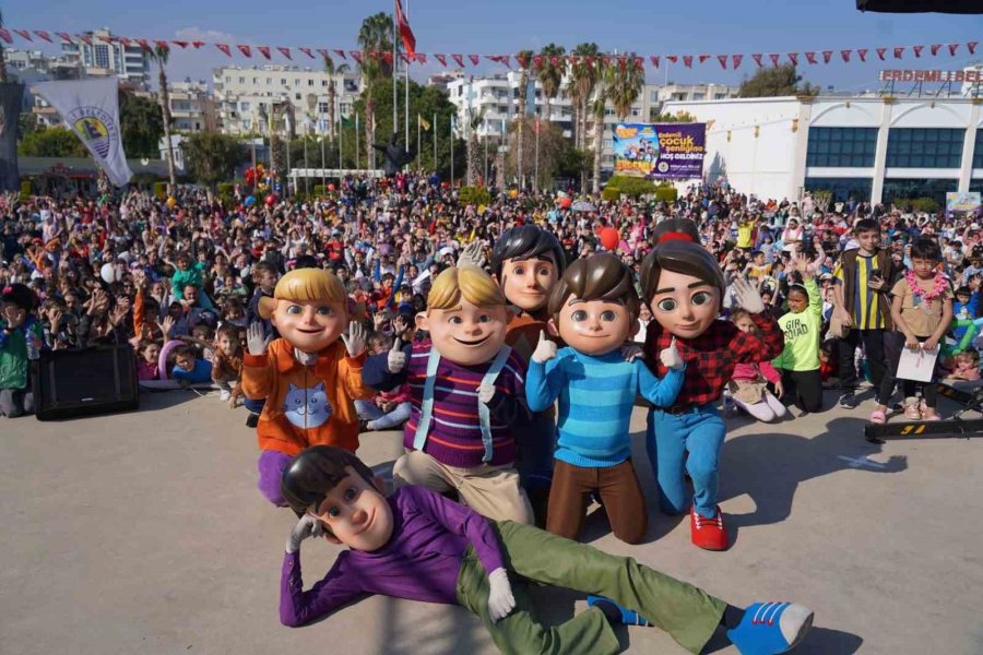 Çocuklar Şenlikte ’rafadan Tayfa Müzikali’ İle Doyasıya Eğlendi