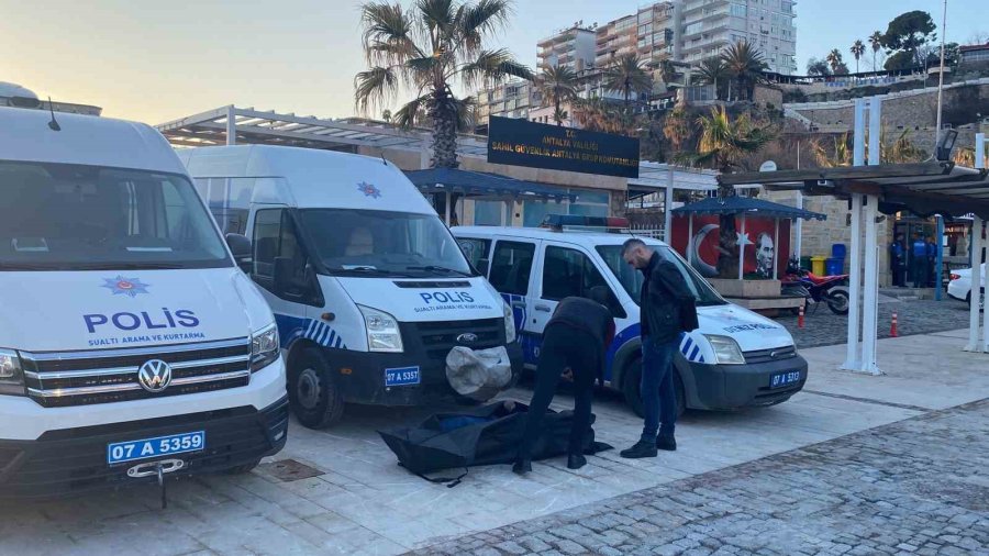 Üzerindeki Elbiselerle Deniz Yüzeyinde Cansız Bedeni Bulundu