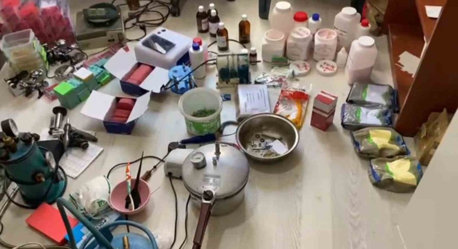 Evini Diş Kliniğine Çeviren Sahte Doktor Operasyonla Yakalandı