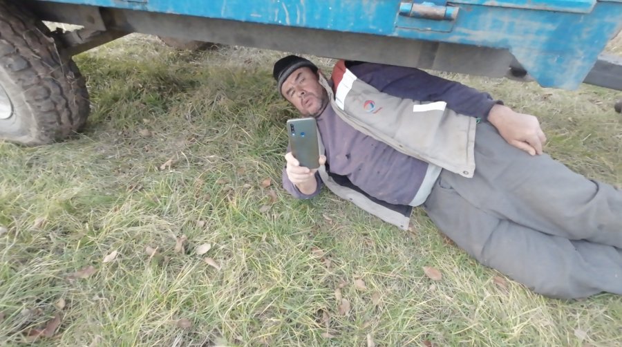 Dron Korkusuyla Traktörün Altına Saklanan Baba: "ilaçla Virüs Yayacak Sandım, Canlı Yayından Yardım İstedim"