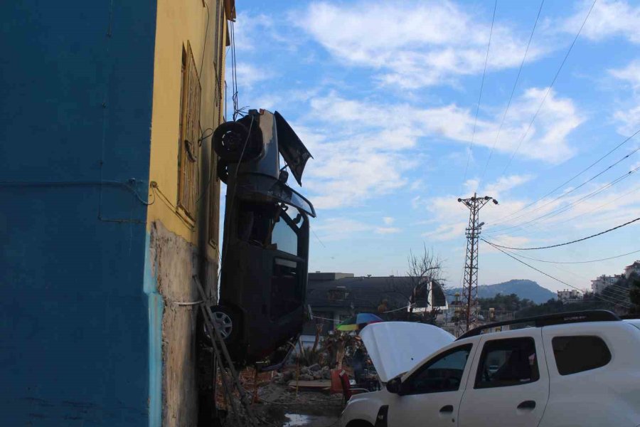 Sürekli Kazaya Karışan Otomobilini Binaya Astı
