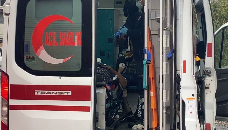 Serik’te İki Otomobil Çarpıştı, Anne Ve Oğlu Yaralandı