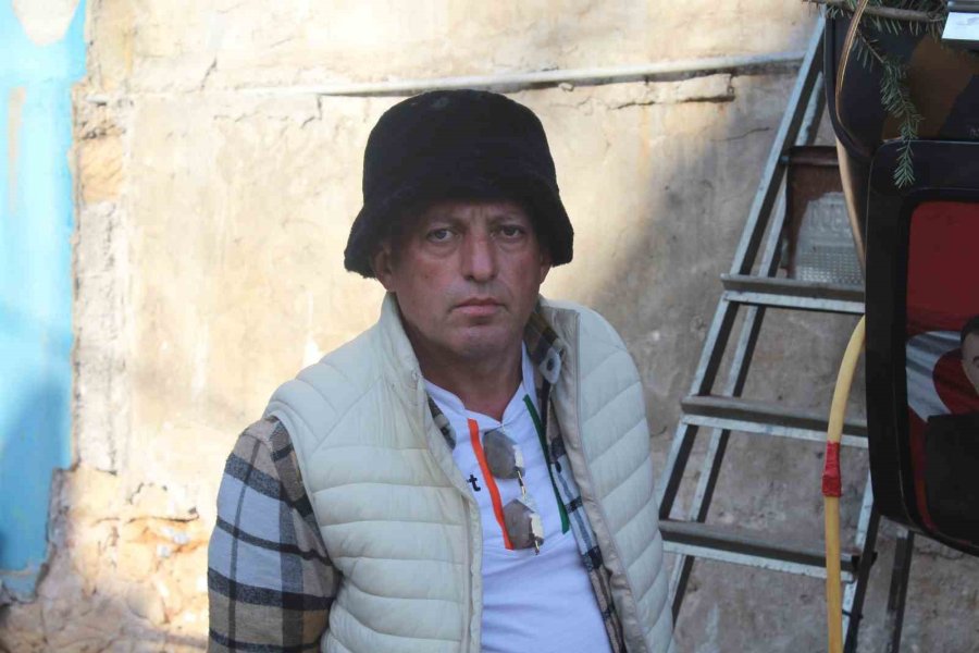 Sürekli Kazaya Karışan Otomobilini Binaya Astı