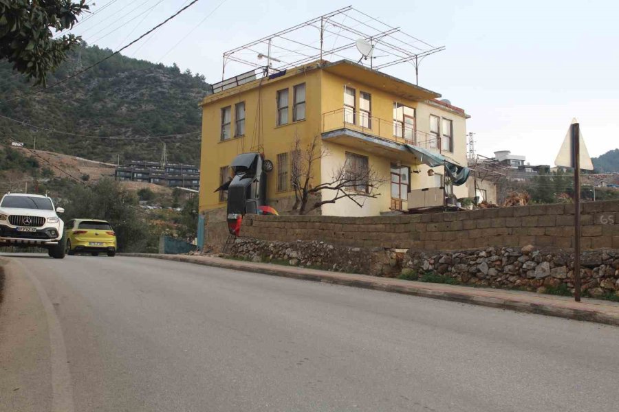 Sürekli Kazaya Karışan Otomobilini Binaya Astı