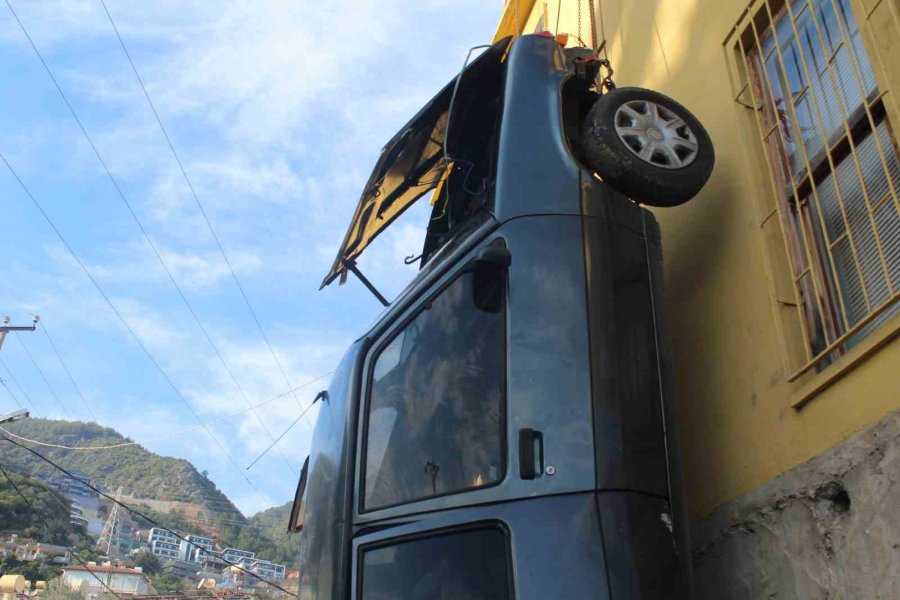 Sürekli Kazaya Karışan Otomobilini Binaya Astı