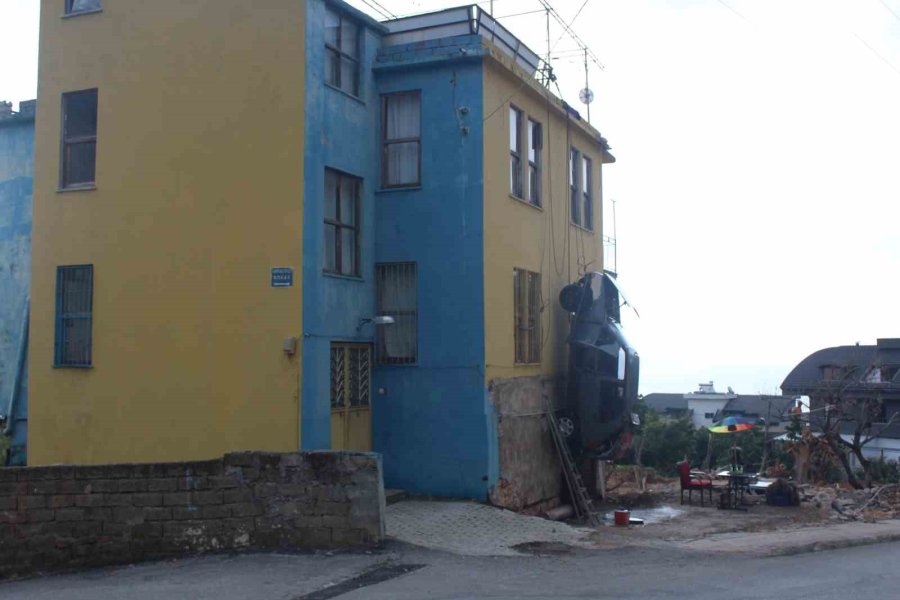 Sürekli Kazaya Karışan Otomobilini Binaya Astı