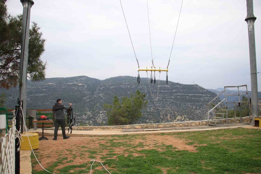 Macera Parkındaki Salıncak Platforma Çarptı, Genç Kızın Ayağı Kırıldı