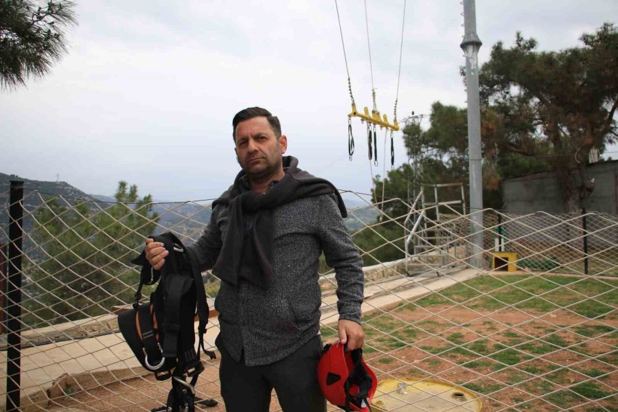 Macera Parkındaki Salıncak Platforma Çarptı, Genç Kızın Ayağı Kırıldı