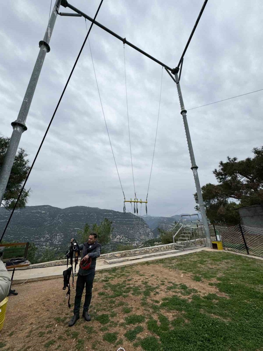 Macera Parkındaki Salıncak Platforma Çarptı, Genç Kızın Ayağı Kırıldı