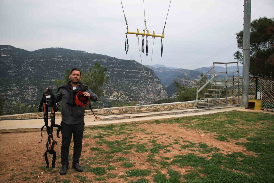 Macera Parkındaki Salıncak Platforma Çarptı, Genç Kızın Ayağı Kırıldı