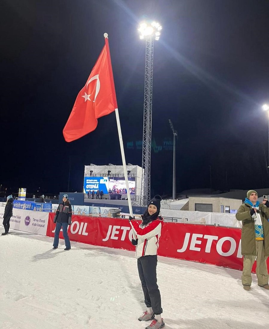Niğdeli Milli Kayakçı Ebru Tuncer, Türk Bayrağını Estonya’da Dalgalandırıyor