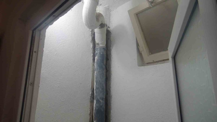 Lağım Borusuna Giren Yavru Kedi İçin Seferber Oldular