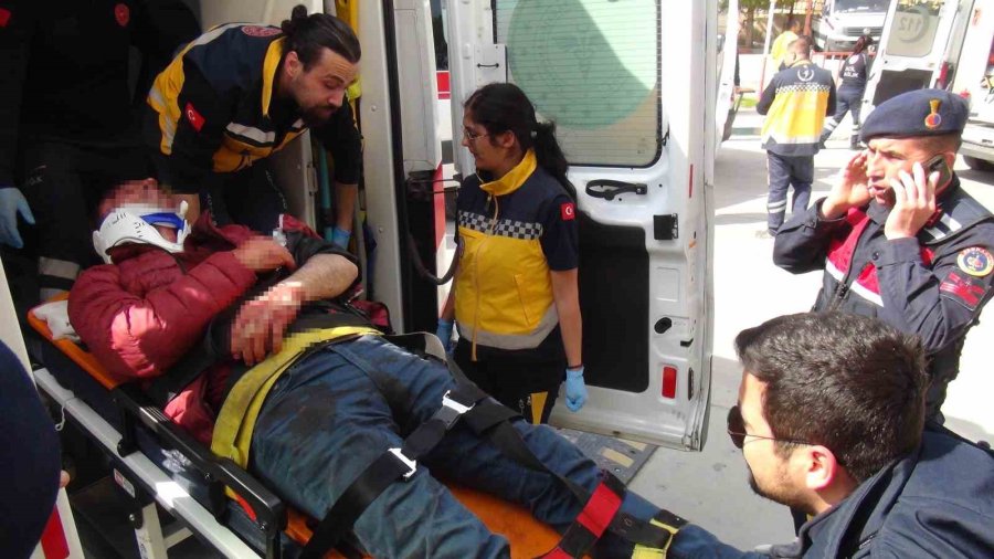 Mersin’de Yolcu Minibüsü İle Otomobil Çarpıştı: 1 Ölü, 13 Yaralı