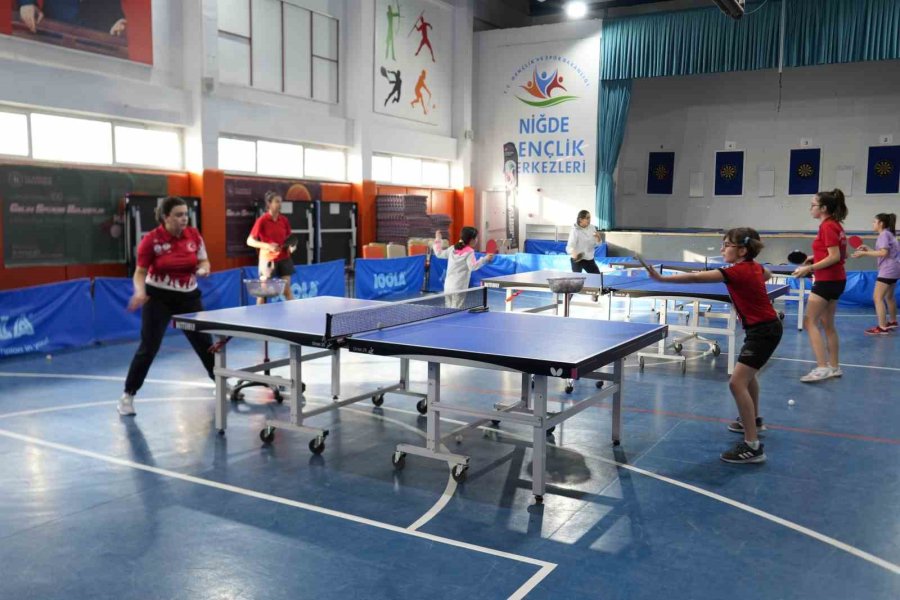 Niğde’de 7-24 Açık Gençlik Merkezi Gençlerin Yoğun İlgisini Görüyor