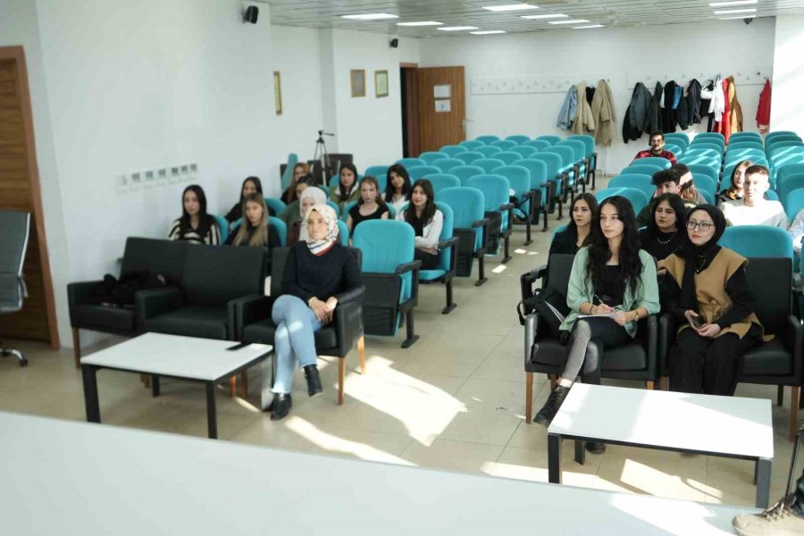 Niğde’de 7-24 Açık Gençlik Merkezi Gençlerin Yoğun İlgisini Görüyor