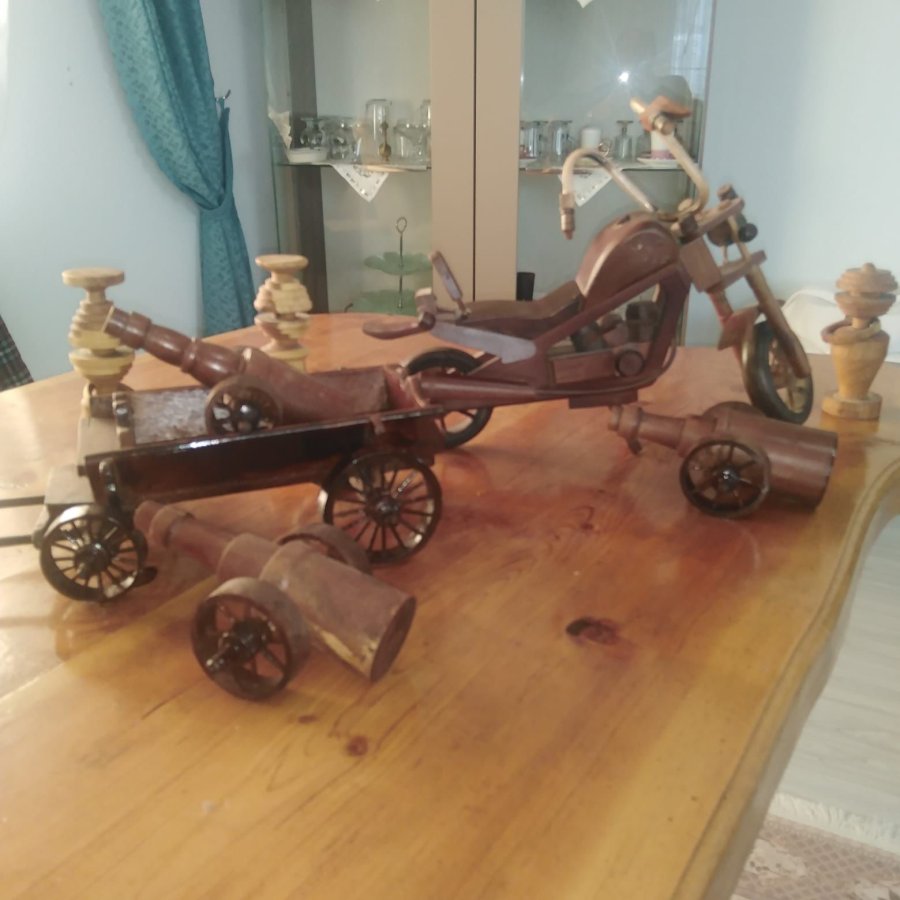 Emekli Marangoz Ustası, Ağaçları Oyarak Yüzlerce Oyuncak Yaptı