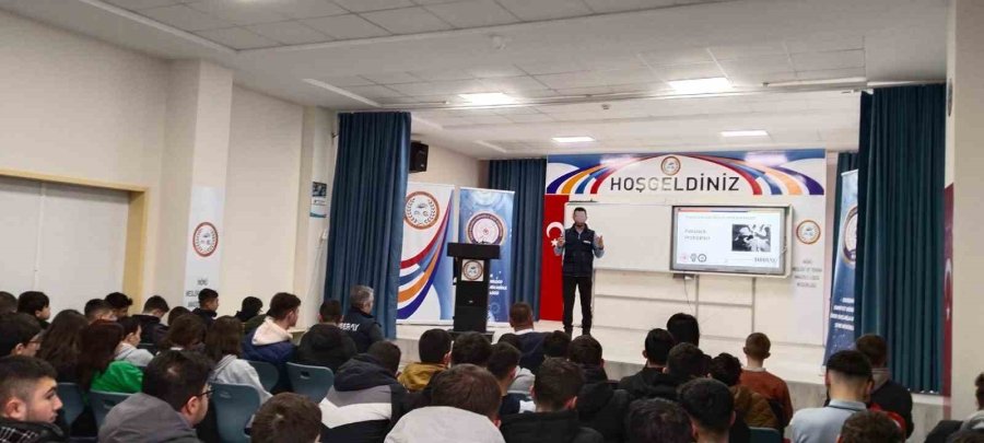 Polis Bin 647 Öğrenci, Öğretmen Ve Veliye Yönelik Seminer Düzenledi