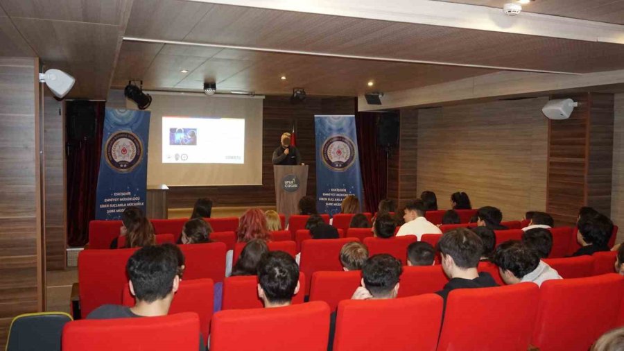 Polis Bin 647 Öğrenci, Öğretmen Ve Veliye Yönelik Seminer Düzenledi