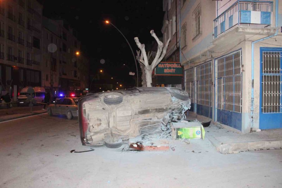 Kontrolden Çıkan Araç Park Halindeki Otomobile Çarparak Devrildi: 2 Yaralı