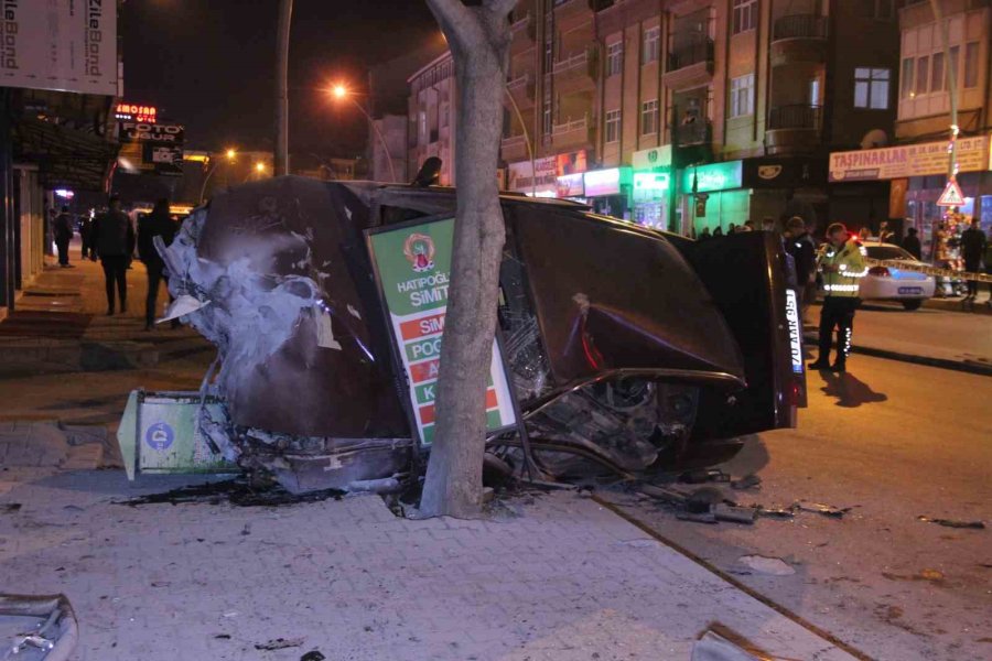 Kontrolden Çıkan Araç Park Halindeki Otomobile Çarparak Devrildi: 2 Yaralı