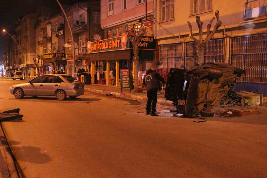 Kontrolden Çıkan Araç Park Halindeki Otomobile Çarparak Devrildi: 2 Yaralı