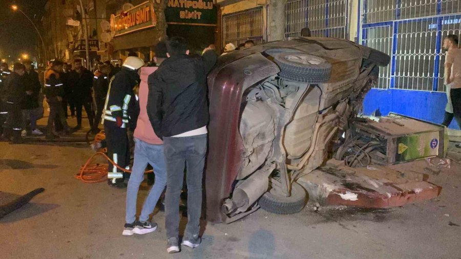 Kontrolden Çıkan Araç Park Halindeki Otomobile Çarparak Devrildi: 2 Yaralı