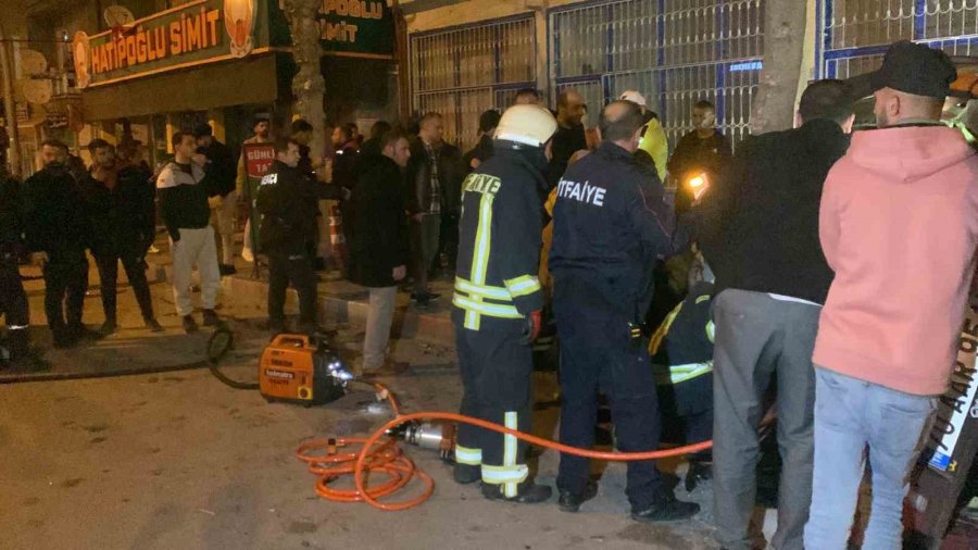 Kontrolden Çıkan Araç Park Halindeki Otomobile Çarparak Devrildi: 2 Yaralı