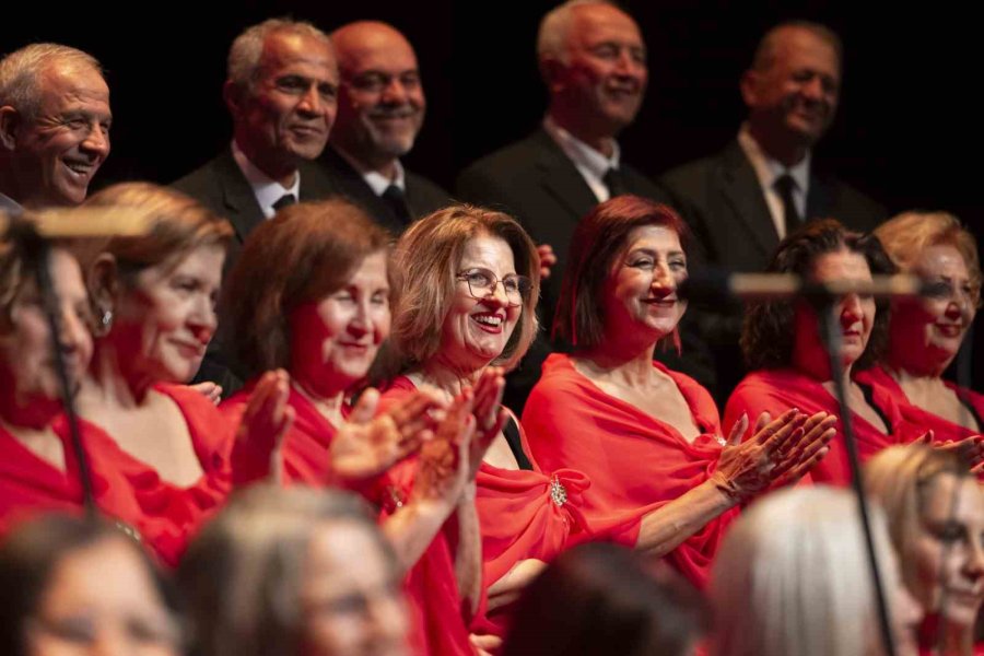 Emekli Evi Üyeleri ’eskimeyen Şarkılar Konseri’nde Bir Araya Geldi