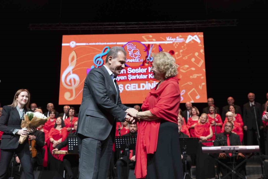 Emekli Evi Üyeleri ’eskimeyen Şarkılar Konseri’nde Bir Araya Geldi