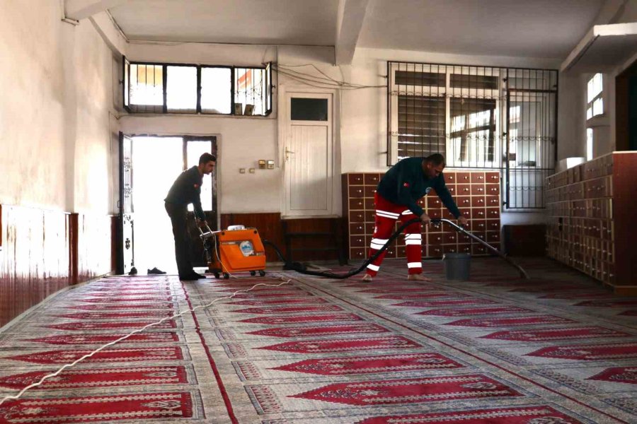 Toroslar’da Camiler Ramazan Ayına Hazırlanıyor